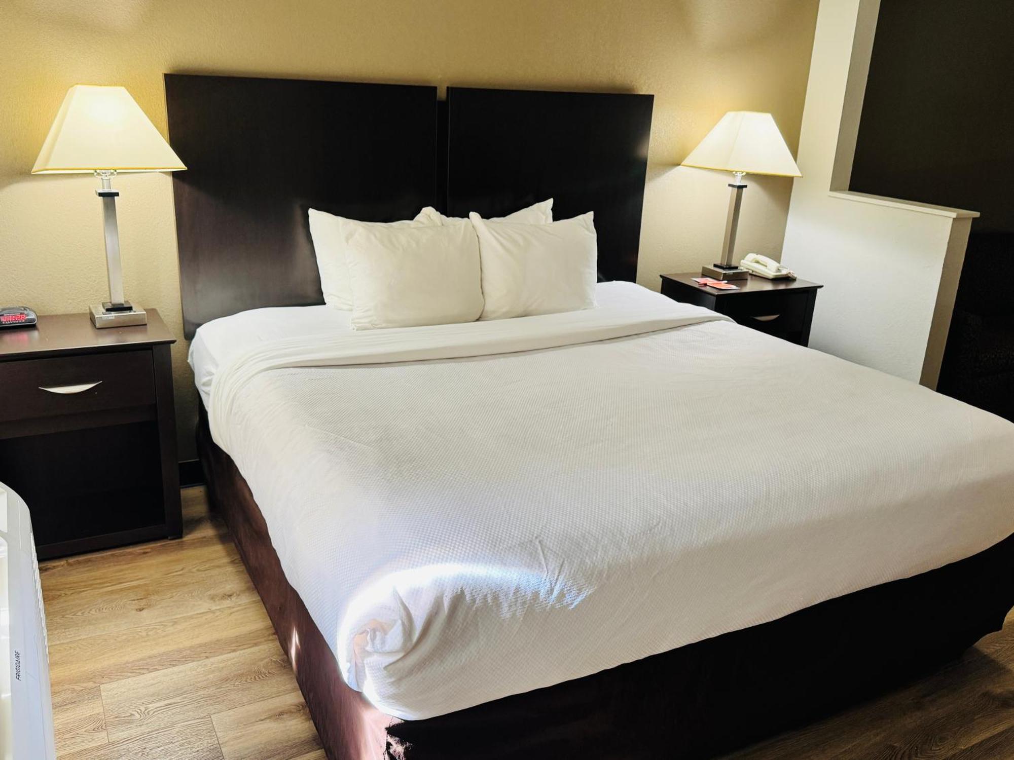 Econo Lodge Inn & Suites Monroe Exteriör bild