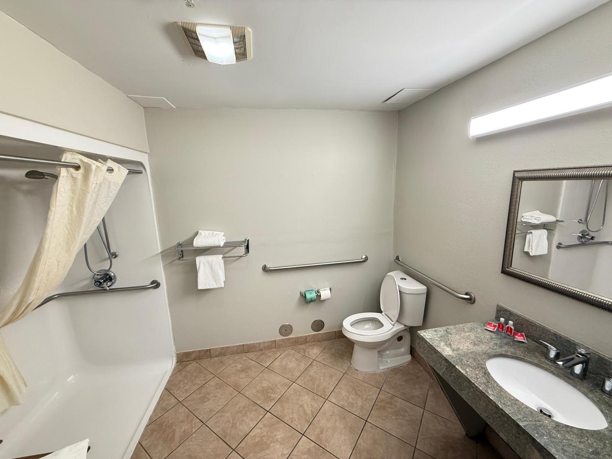 Econo Lodge Inn & Suites Monroe Exteriör bild