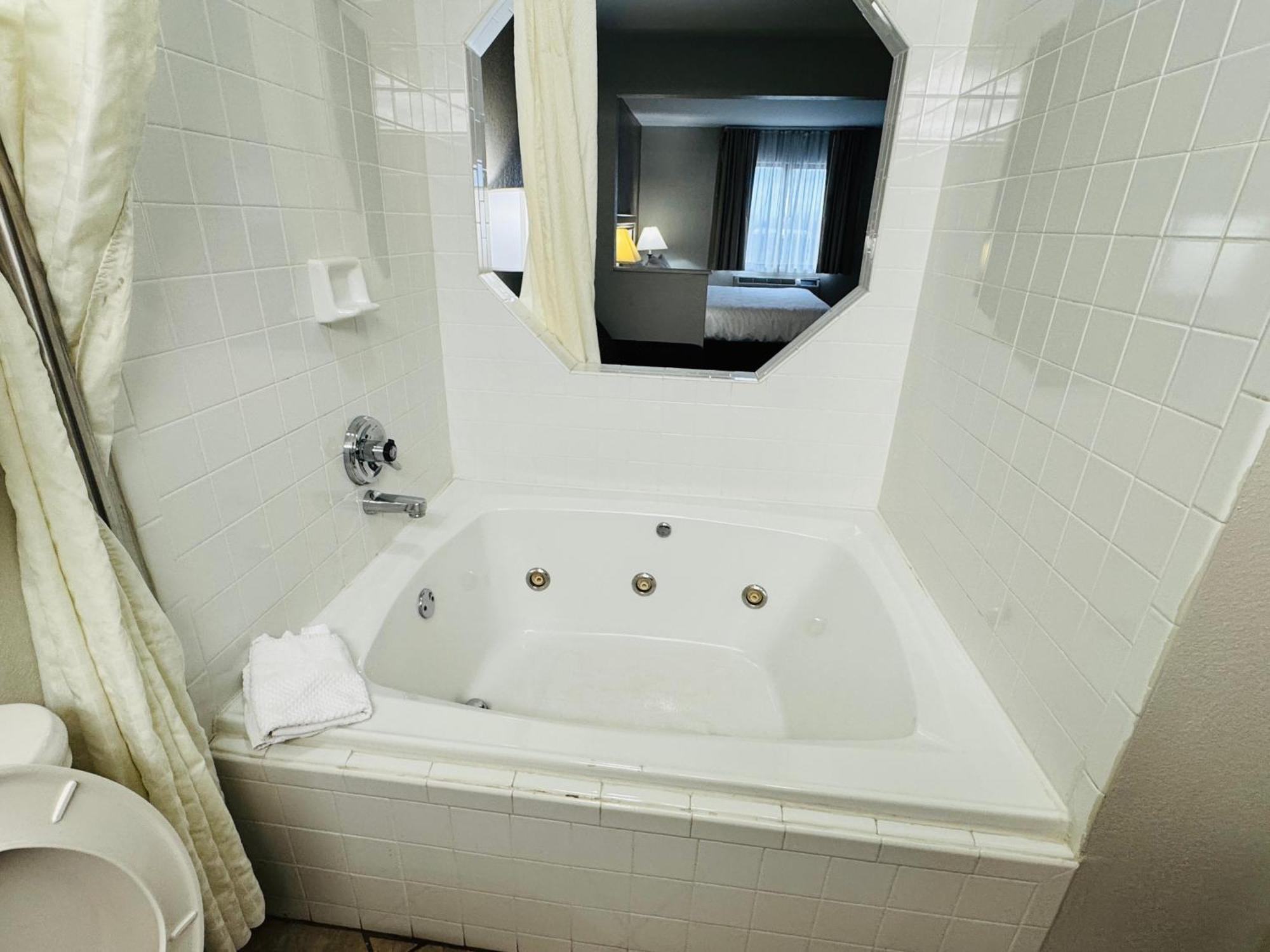 Econo Lodge Inn & Suites Monroe Exteriör bild