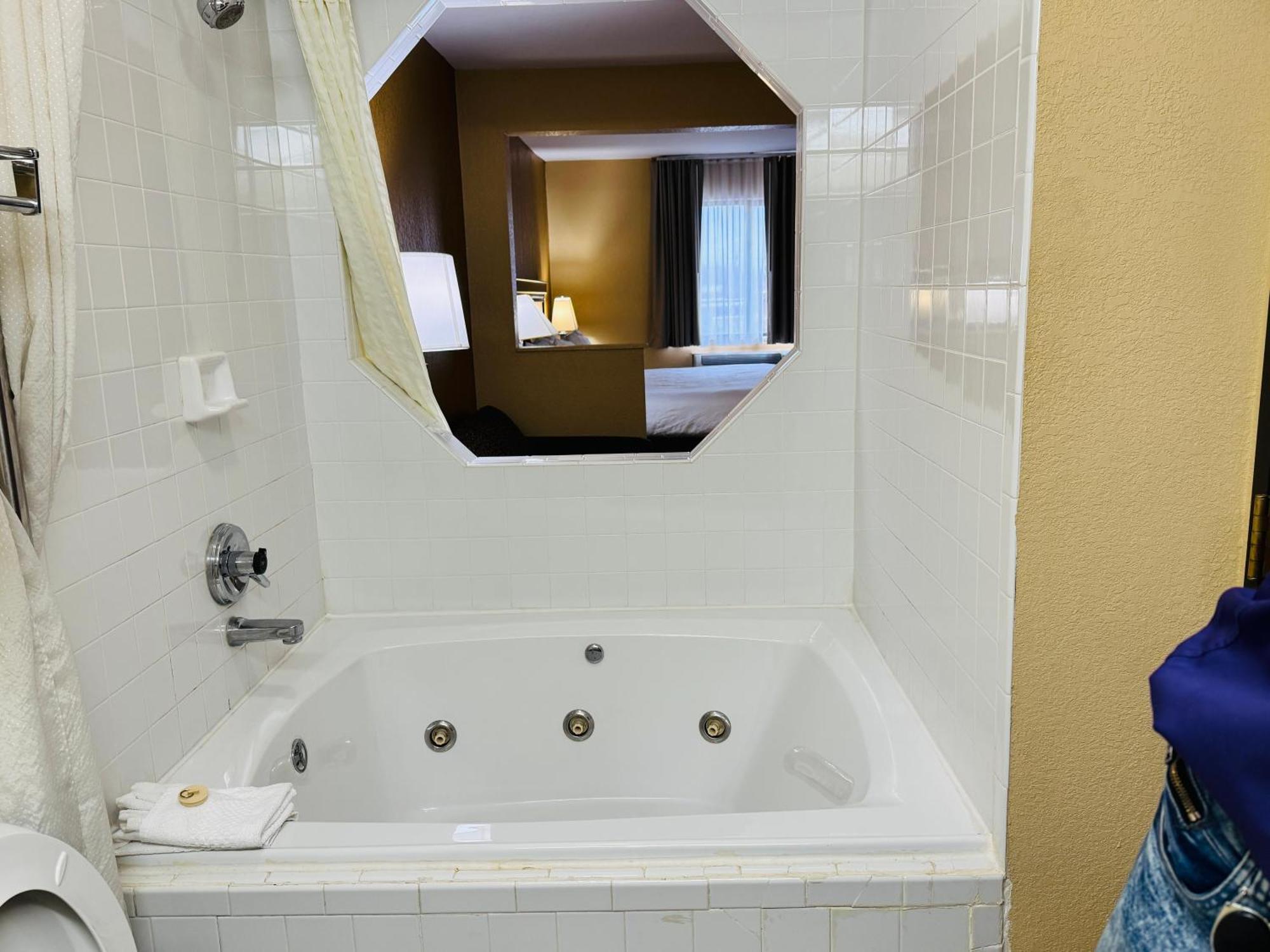 Econo Lodge Inn & Suites Monroe Exteriör bild